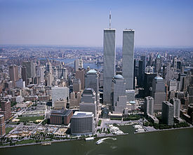 9.11 테러 전의 구 1WTC와 2WTC, 왼쪽의 안테나가 없는 건물이 남쪽 타워다. 2000년 촬영