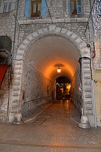 Porte du Faubourg. C'est en fait un tunnel percé au rez de chaussée d'un immeuble.