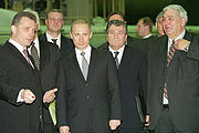 Юрий Коптев (справа) во время посещения В. Путиным Центра имени Хруничева