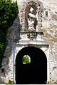 Das Haupttor (Ostseite/Zufahrt zum Innenhof) mit der Statue des heiligen Willibald