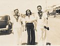 אדם ענב מימין וחניך בית הספר הימי של זבולון בחיפה בעת ביקור בתל אביב מאי 1940