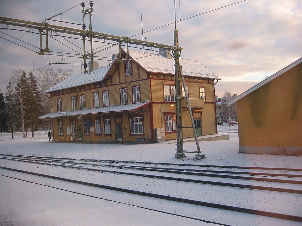 965px-Älvsbyn_järnvägsstation_20031123.jpg