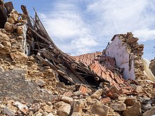 Photographie montrant un bâtiment en pierre complétement détruit.
