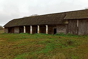 Занядбаны гаспадарчы двор былой сядзібы