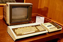 Компьютер PC-8001, приёмник кассетт PC-6082, ЭЛТ телевизор и инструкция