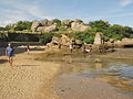 Rochers de granit rose au sud de la plage de Saint-Guirec.