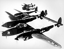 Four P-38Hs flying in formation 4 Lockheed P-38 Lightnings in formation.jpg