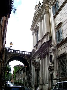 Vista da fachada na Via Giulia com o Arco Farnese ao lado.