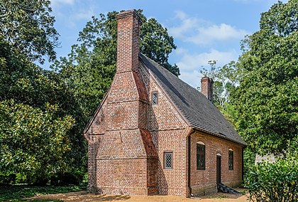 Casa de Adam Thoroughgood, construída por volta de 1719. Thoroughgood foi um dos primeiros colonos da área conhecida atualmente como Virginia Beach na Virgínia, Estados Unidos. (definição 5 794 × 3 923)