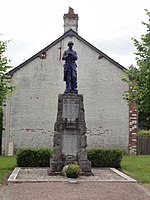 Poilu au repos (monument aux morts)