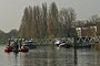 Závod lodí Chiswick Pier.jpg