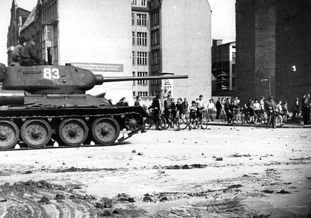 Совјетски тенк на улици Берлина 17. јун 1953.