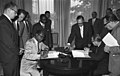 Bonn 14.08.1959: Der ghanaische Finanzmi- nister Komla Agbeli Gbedemah und Staats- sekretär Hilger van Scherpenberg unterzeich- nen ein Entwicklungshilfe- abkommen, 004