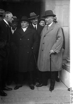 Premier Joseph Paul-Boncour (midden) tijdens een bespreking van de Franse Volkenbonddelegatie te Genève