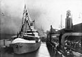 Abfahrt des Dampfers Ernst Woermann der Woermann-Linie, 1904, ebenfalls als Truppentransport nach Namibia (Bundesarchiv)