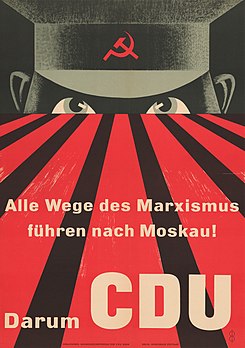 "Todos os caminhos do marxismo levam a Moscou. Portanto, CDU" — cartaz de campanha criado para as eleições federais na Alemanha Ocidental em 1953. Nestas eleições, que ocorreram apenas três meses após a Revolta de 17 de junho na Alemanha Oriental, no auge da chamada Guerra Fria, os Partidos da União obtiveram 45,2% dos votos. (definição 4 932 × 7 000)