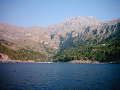 Cala Tuent desde el mar, con el Puig Major al fondo.