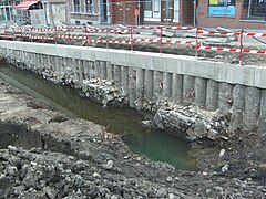 Vestige des piles du pont enjambant le fossé[15].