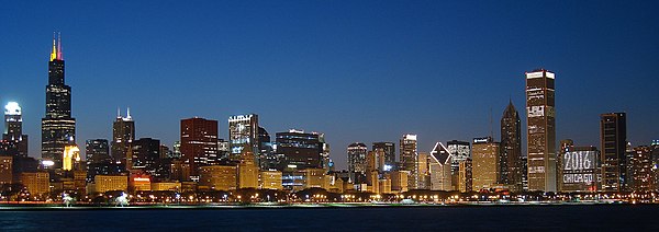 El panorama urbano de Chicago con algunos edificios con las letras de Chicago 2016
