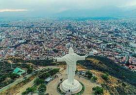 Panorama grada sa skulpturom Krista