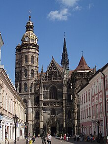 Vue de la cathédrale Sainte-Élisabeth depuis l'ouest.