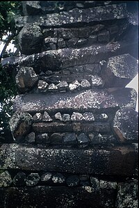 Detall d'una columna de peces de basalt