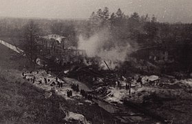 Die Mühle nach dem 2. Luftangriff (zu sehen sind Menschen, die versucht haben das Mehl zu sammeln)