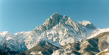 Corno Grande et Corno Piccolo au printemps, vu du côté de Teramo.