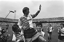 Cruyff's farewell at Feyenoord in 1984 Feyenoord tegen PEC, met afscheid Johan Cruyff ; Johan Cruyff op de schouders van Wijnstekers en Brand.jpg