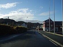 Riksveg 545 gjennom Fitjar sentrum.
