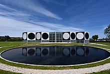 Fondation Vasarely avec bassin.jpg