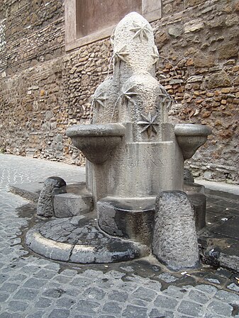 Fontana dei Monti, construída na mesma época da nova fachada.