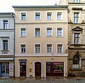 Wohnhaus mit Ladeneinbau, in geschlossener Bebauung