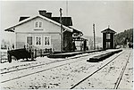 Den ursprungliga stationsbyggnaden var uppförd i trä. Bild från 1870-tal.