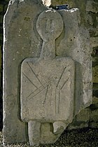 Stèle celtique figurant un personnage portant une chandelle.