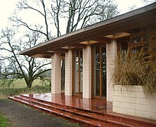 El exterior de la sala de estar de Gordon House cuenta con ventanas de piso a techo de 12 pies; Los pasos y la base replican el original.