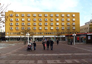 Fasad mot väst och Skärholmstorget