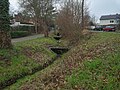 Der Heilsbach längs der Derlestraße im Trapez-Querschnitt