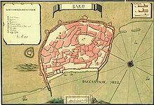 Hand-drawn colour map of a city on the coast. The map focuses on the fortifications and street grid of the city. Off the coast are five ships. At the bottom of the map is a small painting of two ships and a boat.