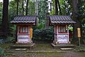 天降神社・市神社（左）、馬場殿神社（右）