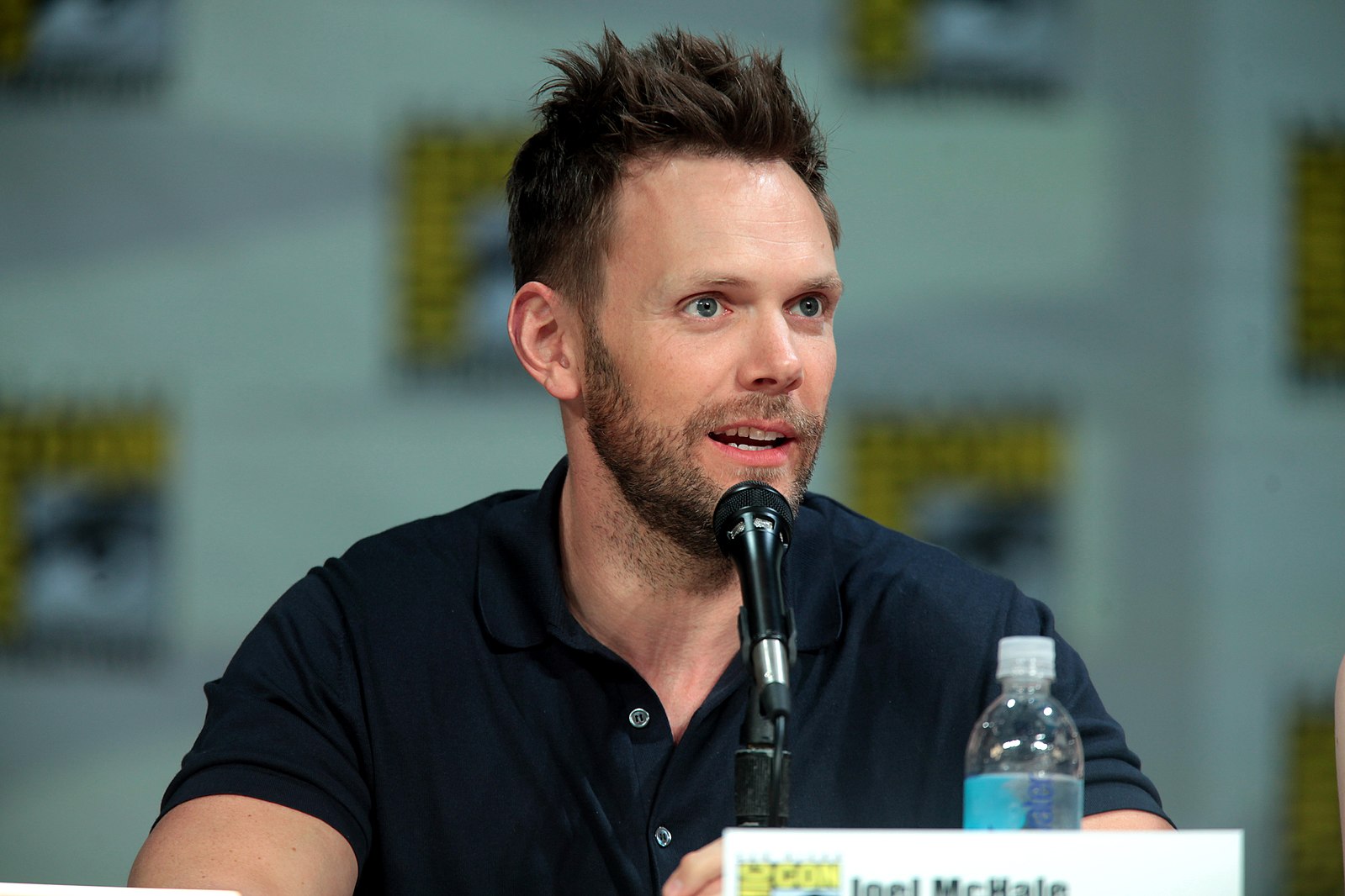 De 52-años 193 cm de altura Joel McHale en 2024 foto