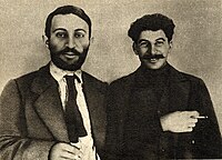 سورن اسپانداریان (چپ) و ژوزف استالین در سال ۱۹۱۵، در دوران تبعیدشان