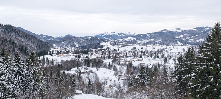 Панорама села Космач в лютому 2020 року.