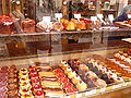面包店中陈列的各式法国甜点
