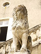 Lion de l'escalier à double révolution du château de Genas.