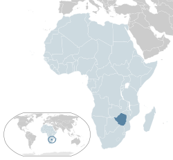 Zimbabwen sijainti Afrikassa (merkitty vaaleansinisellä ja tummanharmaalla) ja Afrikan unionissa (merkitty vaaleansinisellä).