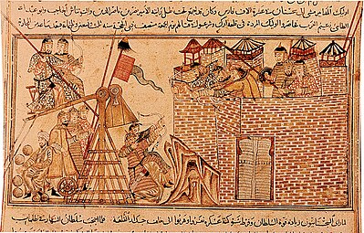Mongoli oblegajo mesto na Bližnjem vzhodu; na njihovem triboku je opazen črn tug[7]