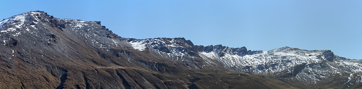 Der ganze Grat des Murter (mit Piz Mez links und die Culmination rechts), aufgenommen von der Alp Schmorras.