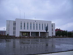 A járási hivatal épülete a főtéren