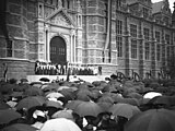 Invigning den 8 juni 1907. Museets medarbetar står överst på byggnadens trappa iförda folkdräkter.